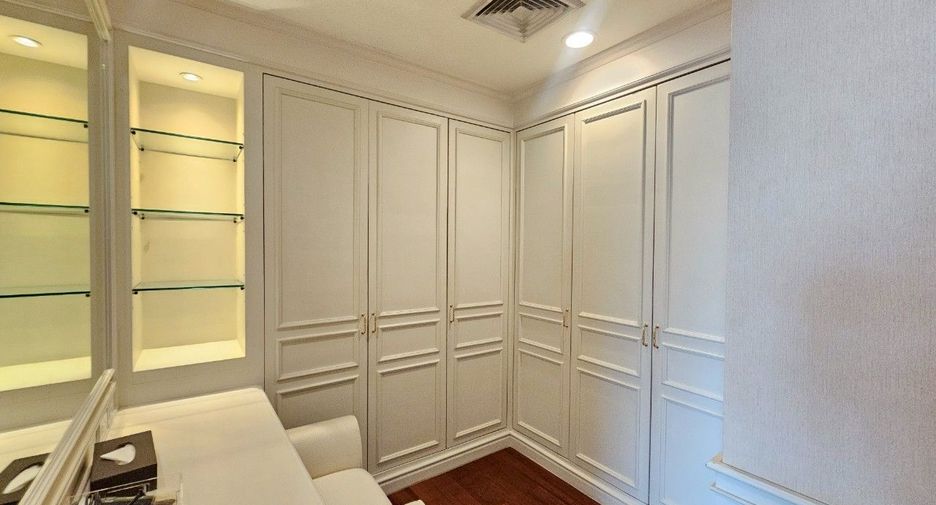 For rent 4 bedrooms condo in Khlong Toei, Bangkok