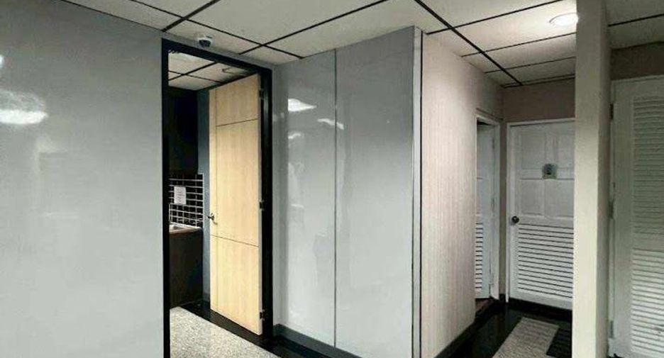 For rent 4 bedrooms retail Space in Phaya Thai, Bangkok