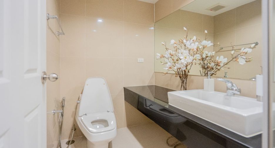 For sale 5 bedrooms condo in Huai Khwang, Bangkok