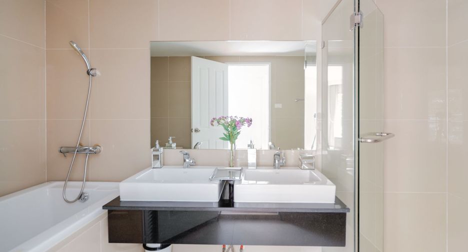 For sale 5 bedrooms condo in Huai Khwang, Bangkok