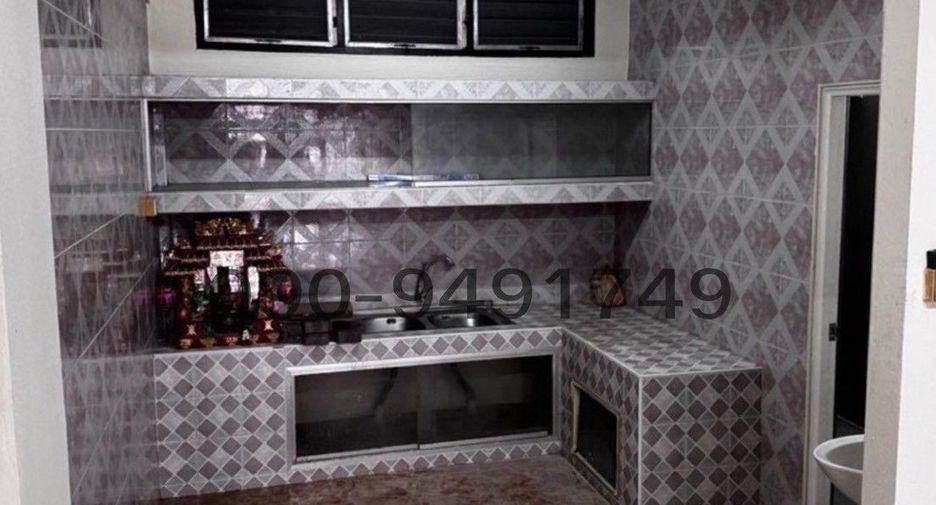 For rent 4 bedrooms townhouse in Bang Na, Bangkok