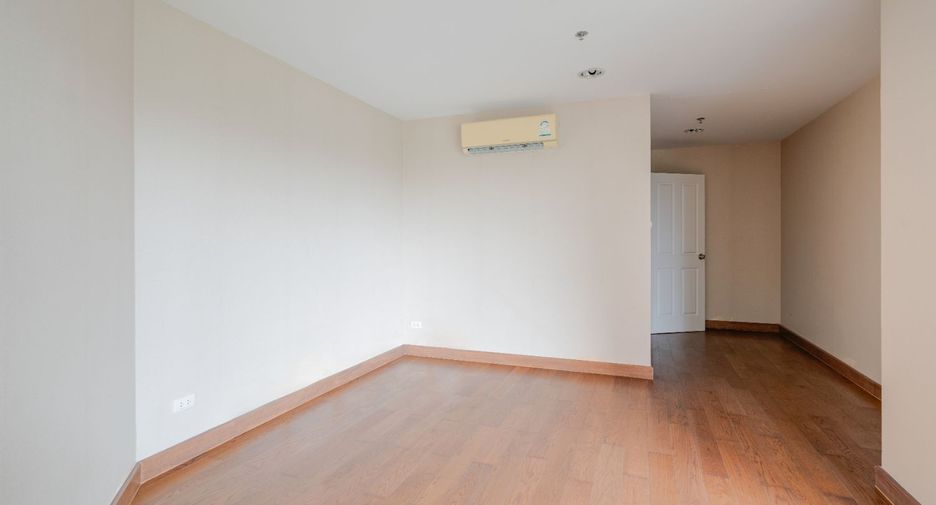 For sale 3 bedrooms condo in Huai Khwang, Bangkok