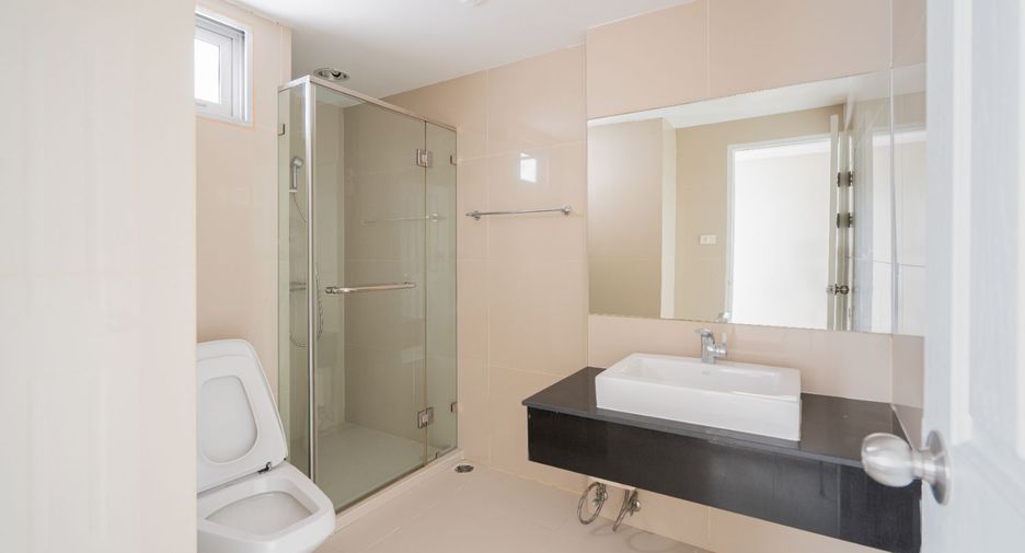 For sale 3 bedrooms condo in Huai Khwang, Bangkok