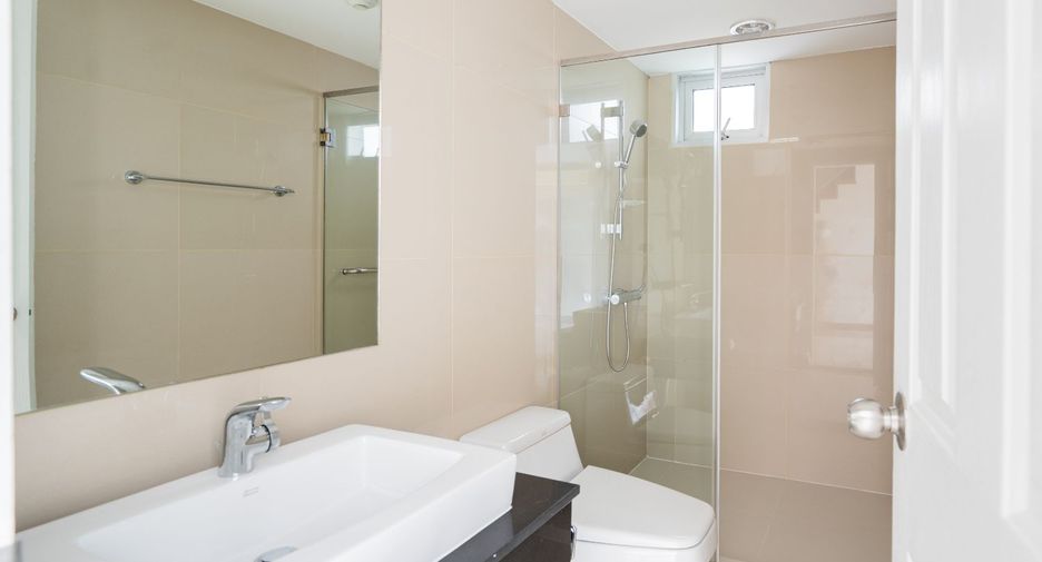 For sale 3 bedrooms condo in Huai Khwang, Bangkok
