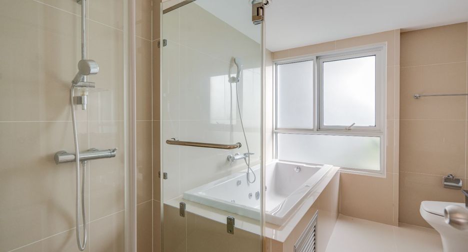 For sale 3 bedrooms condo in Huai Khwang, Bangkok