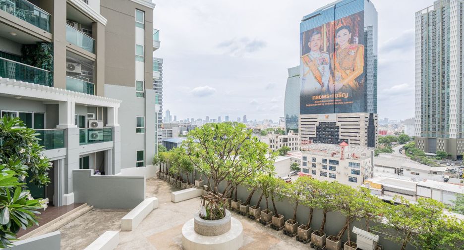 For sale 3 bedrooms condo in Huai Khwang, Bangkok