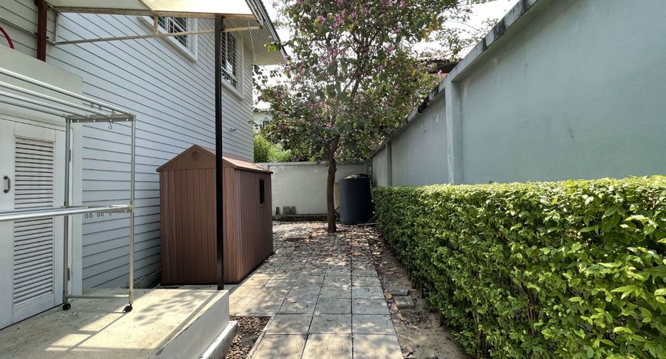 For sale 4 bedrooms house in Mueang Samut Prakan, Samut Prakan