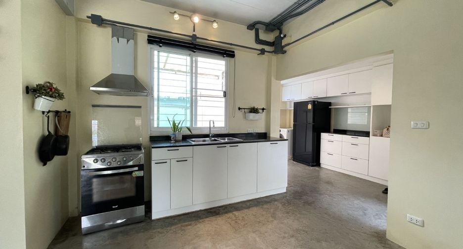 For sale 4 bedrooms house in Mueang Samut Prakan, Samut Prakan