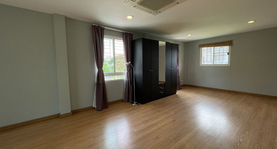 For sale 4 bedrooms house in Mueang Samut Prakan, Samut Prakan