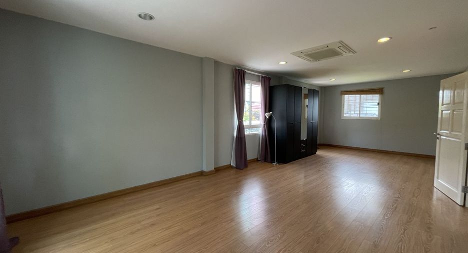 For sale 4 bedrooms house in Mueang Samut Prakan, Samut Prakan
