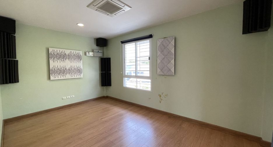 For sale 4 bedrooms house in Mueang Samut Prakan, Samut Prakan