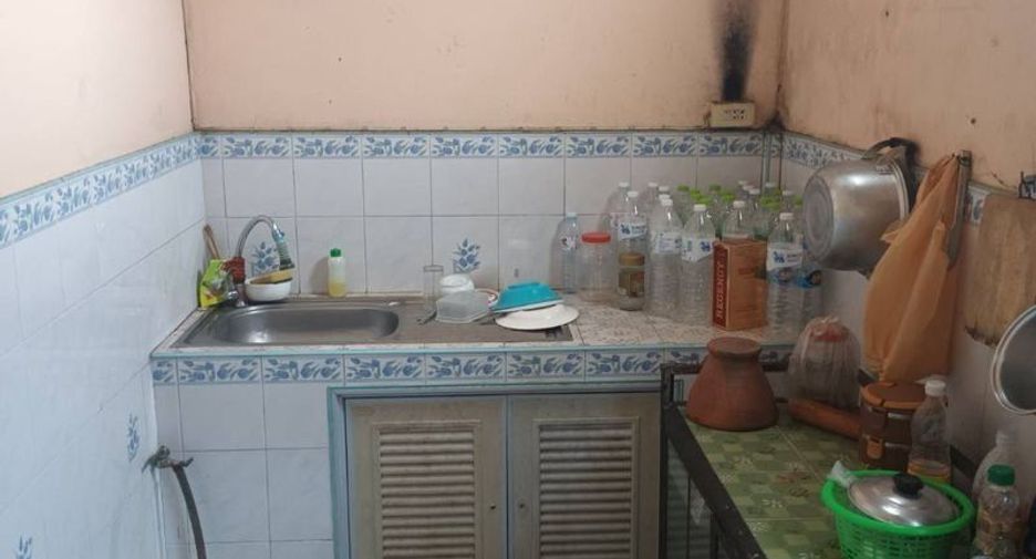 À vendre 1 chambre maison de ville à Si Racha, Chonburi