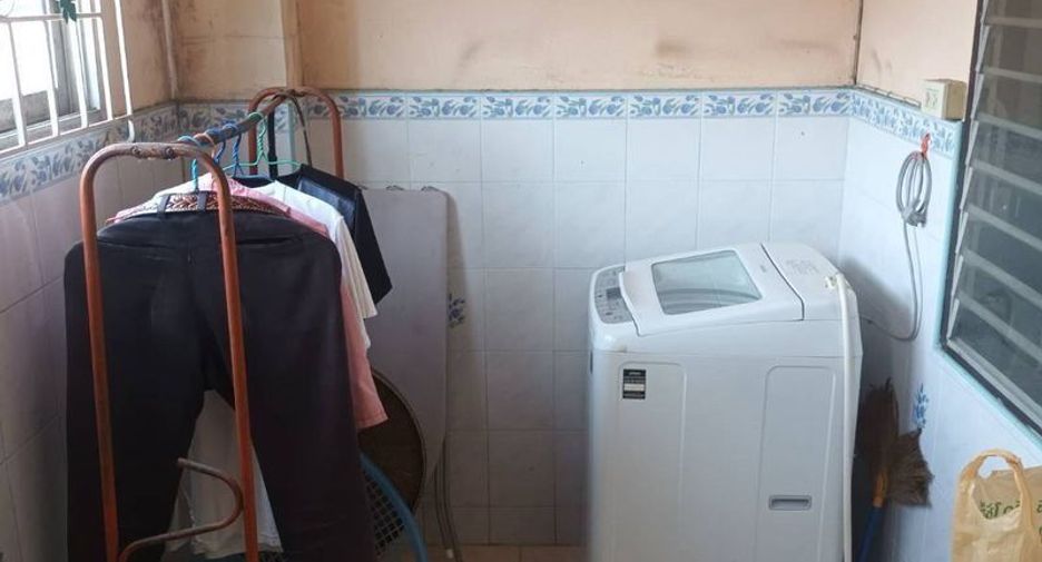 À vendre 1 chambre maison de ville à Si Racha, Chonburi