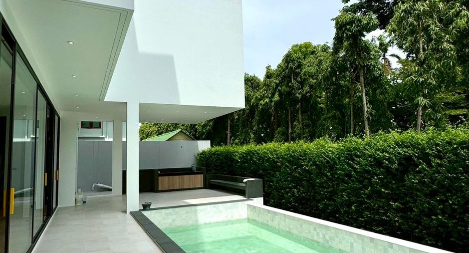 For rent 4 bedrooms house in Bang Kapi, Bangkok