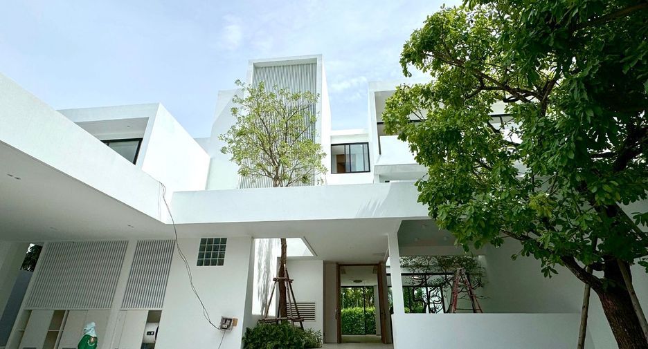 For rent 4 bedrooms house in Bang Kapi, Bangkok