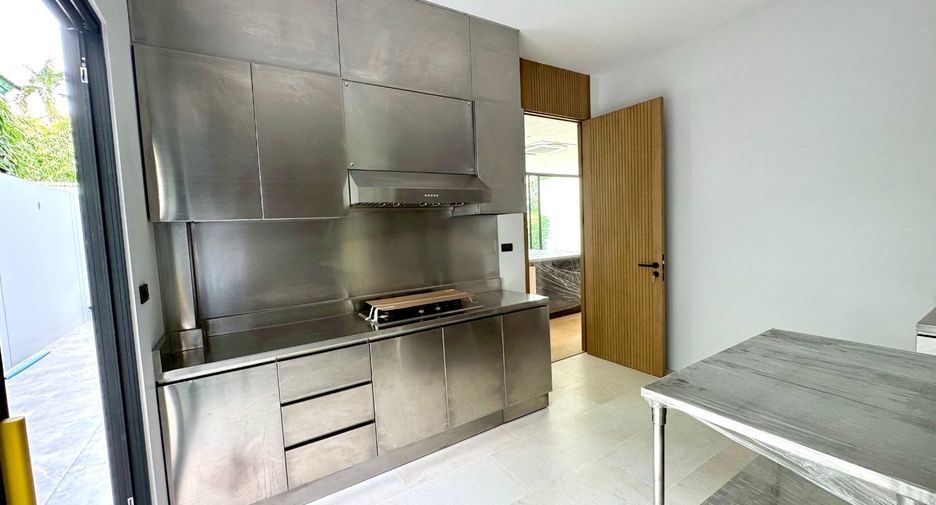 For rent 4 bedrooms house in Bang Kapi, Bangkok