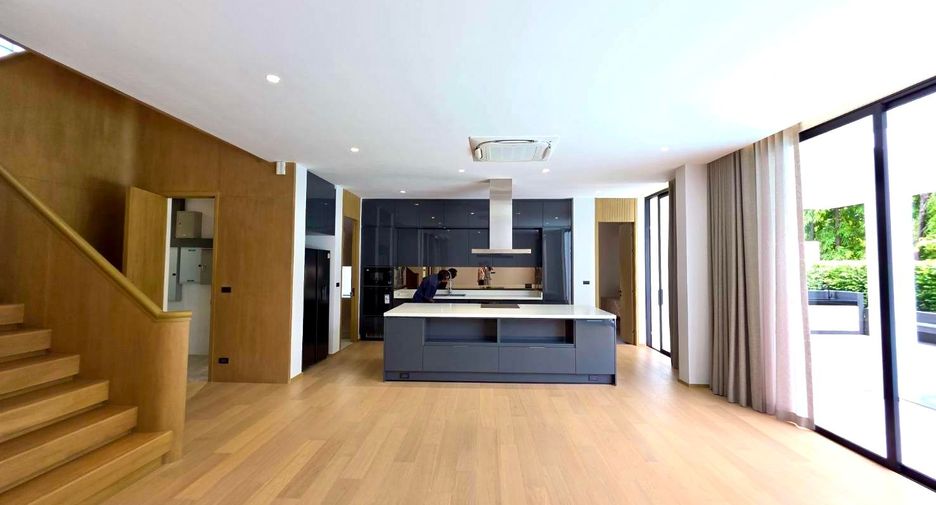 For rent 4 bedrooms house in Bang Kapi, Bangkok