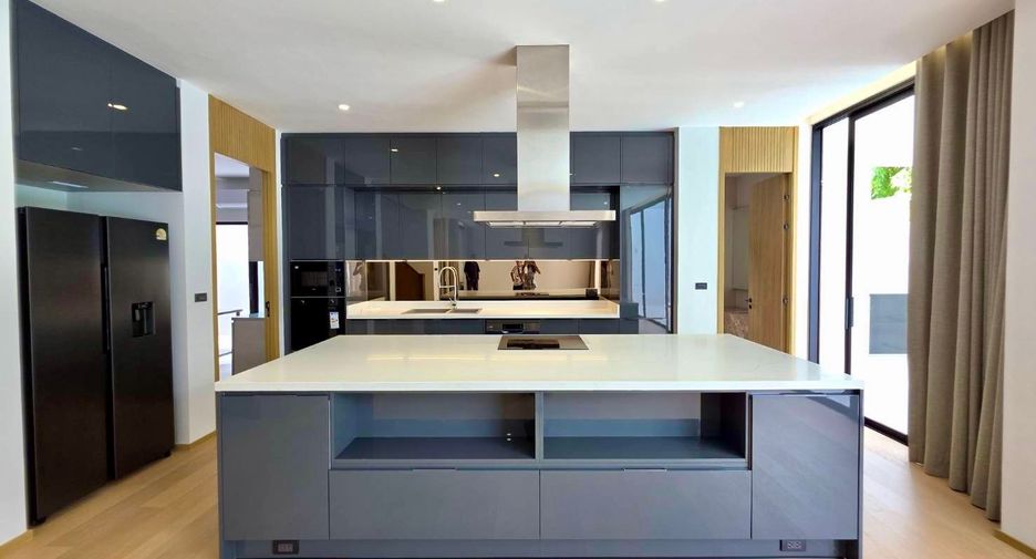 For rent 4 bedrooms house in Bang Kapi, Bangkok