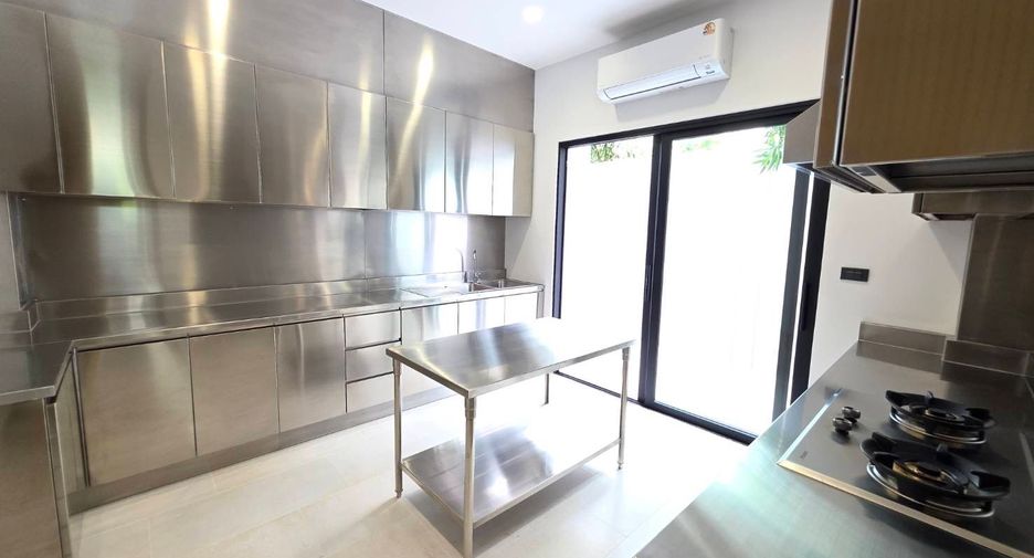 For rent 4 bedrooms house in Bang Kapi, Bangkok