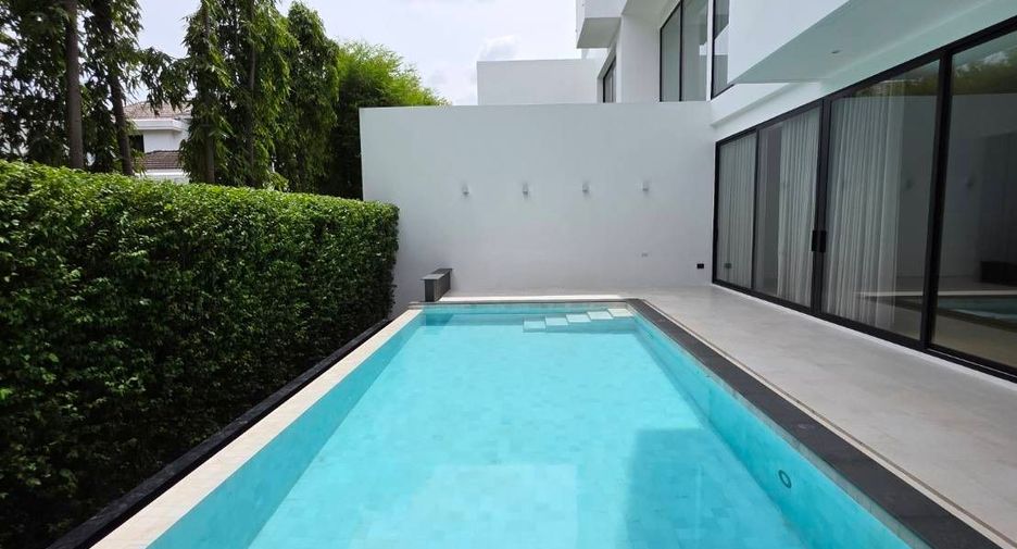 For rent 4 bedrooms house in Bang Kapi, Bangkok