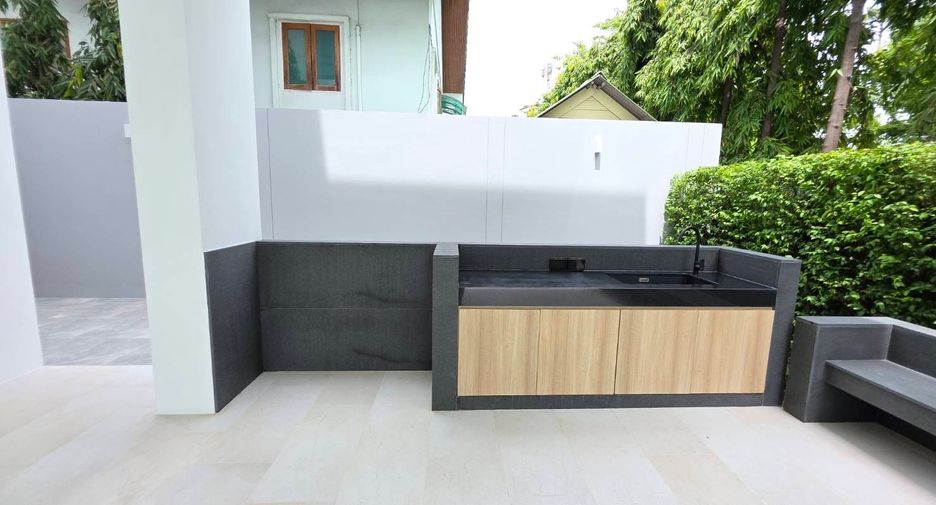 For rent 4 bedrooms house in Bang Kapi, Bangkok
