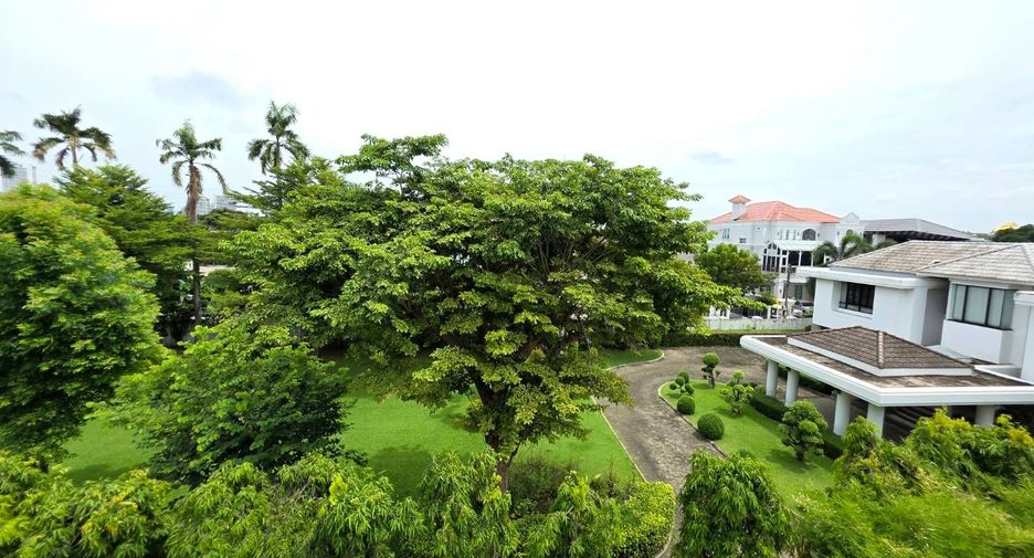For rent 4 bedrooms house in Bang Kapi, Bangkok