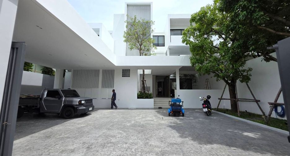 For rent 4 bedrooms house in Bang Kapi, Bangkok