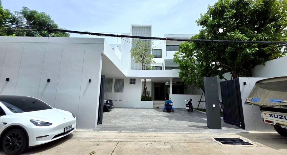 For rent 4 bedrooms house in Bang Kapi, Bangkok