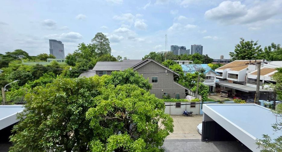 For rent 4 bedrooms house in Bang Kapi, Bangkok