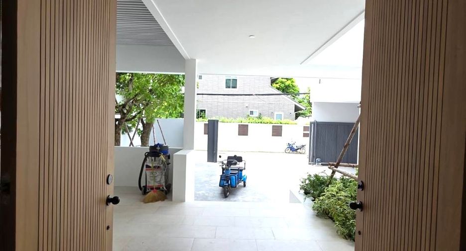 For rent 4 bedrooms house in Bang Kapi, Bangkok