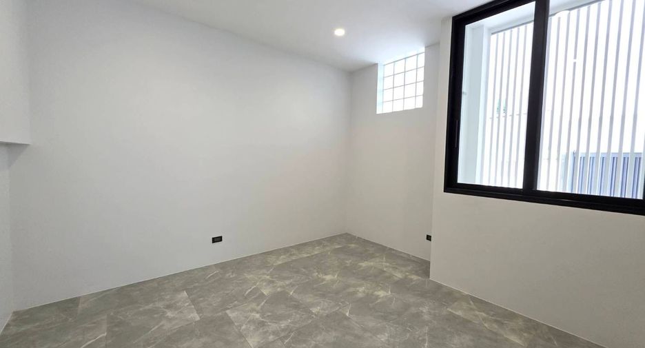 For rent 4 bedrooms house in Bang Kapi, Bangkok