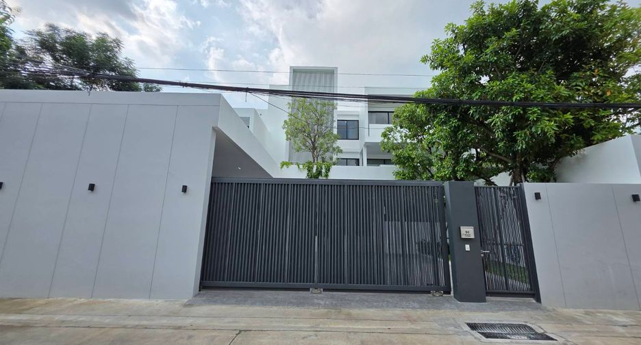 For rent 4 bedrooms house in Bang Kapi, Bangkok