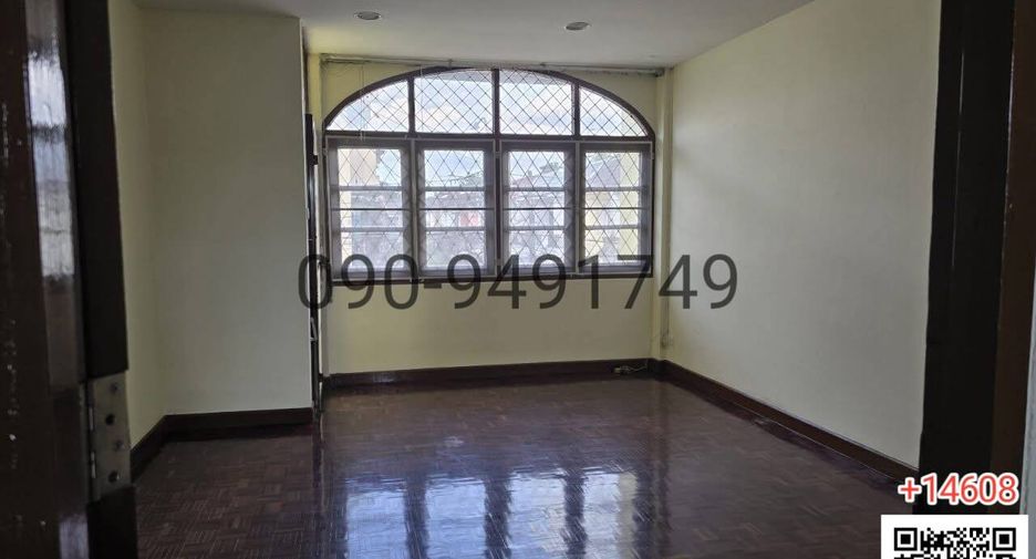 For rent 3 bedrooms townhouse in Lat Phrao, Bangkok