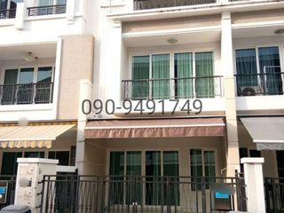 Casa adosada en alquiler de 3 habitaciones en Bang Kho Laem, Bangkok