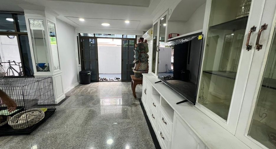 For rent 3 bedrooms townhouse in Khlong Toei, Bangkok