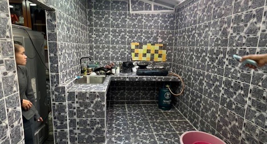 For rent 3 bedrooms townhouse in Khlong Toei, Bangkok