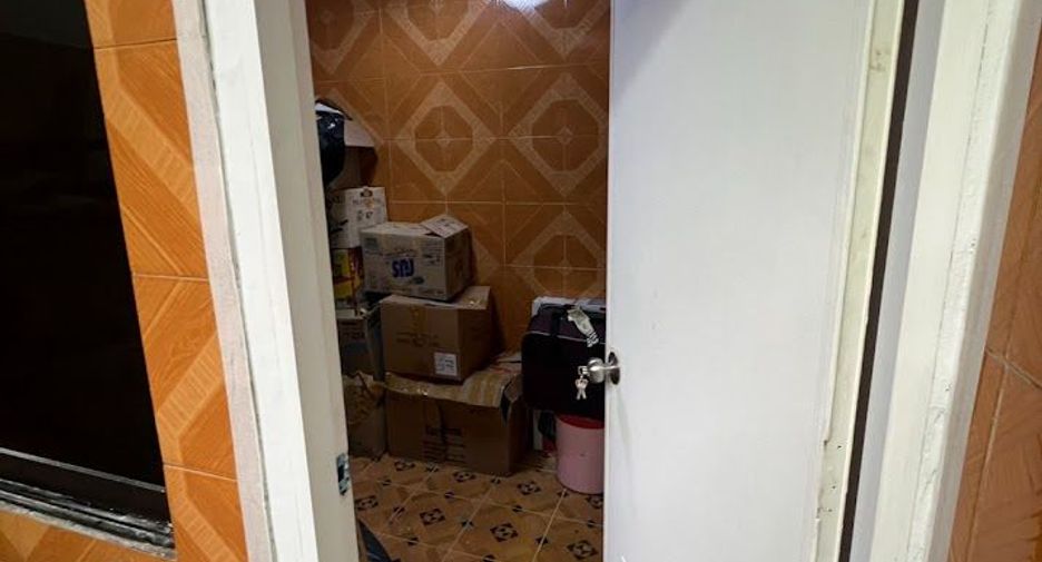 For rent 3 bedrooms townhouse in Khlong Toei, Bangkok