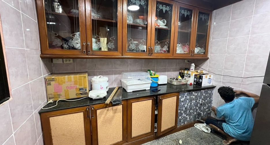 For rent 3 bedrooms townhouse in Khlong Toei, Bangkok
