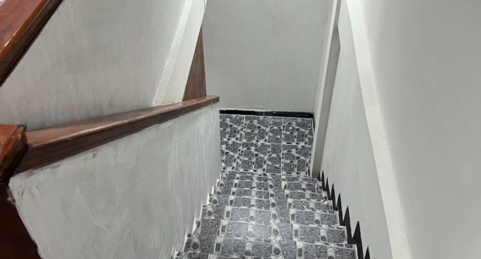 For rent 3 bedrooms townhouse in Khlong Toei, Bangkok