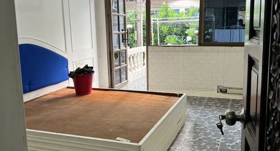 For rent 3 bedrooms townhouse in Khlong Toei, Bangkok