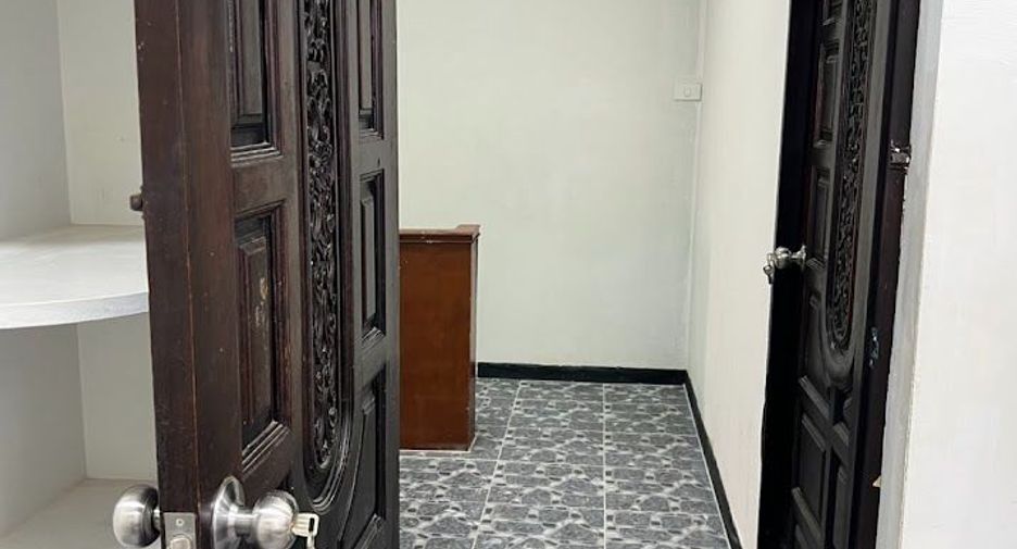 For rent 3 bedrooms townhouse in Khlong Toei, Bangkok