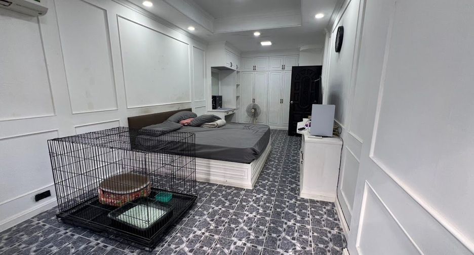 For rent 3 bedrooms townhouse in Khlong Toei, Bangkok