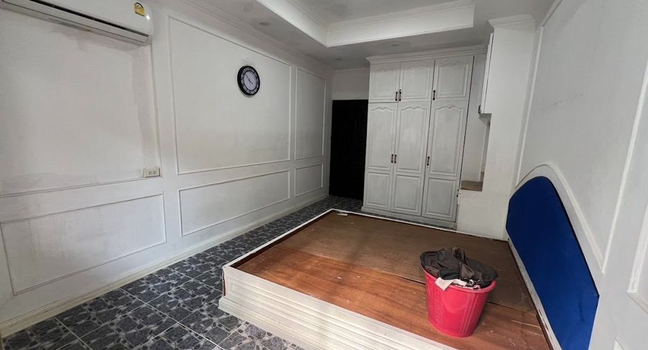 For rent 3 bedrooms townhouse in Khlong Toei, Bangkok