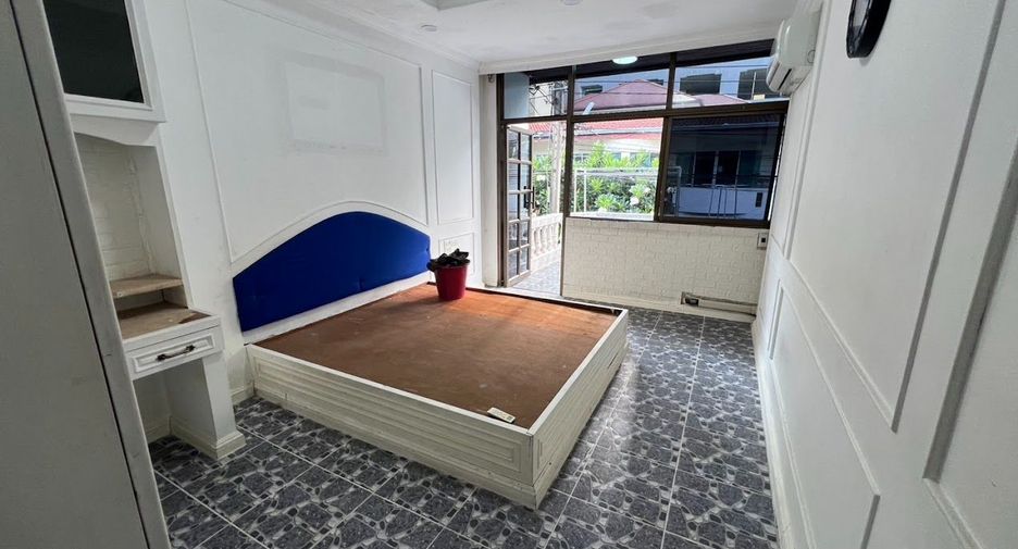 For rent 3 bedrooms townhouse in Khlong Toei, Bangkok