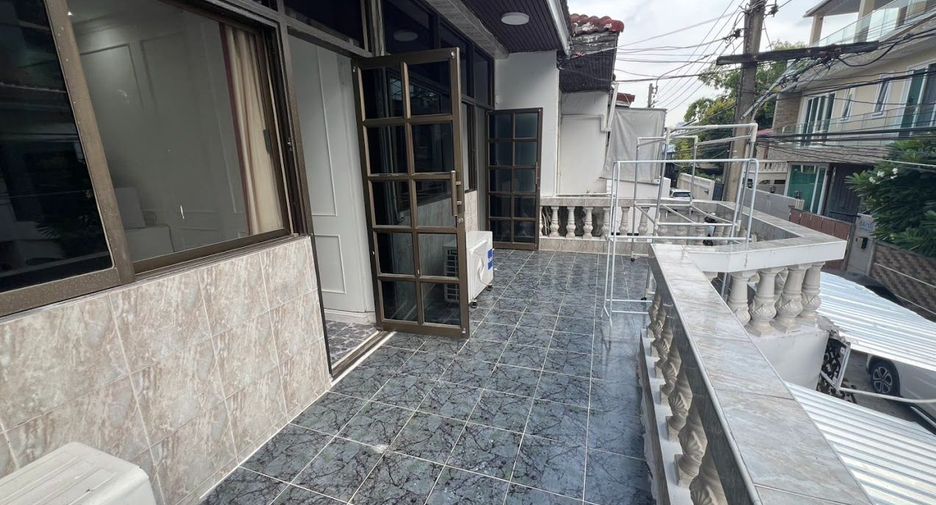 For rent 3 bedrooms townhouse in Khlong Toei, Bangkok