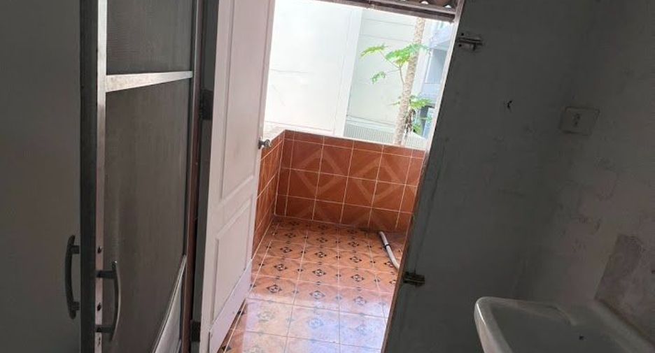 For rent 3 bedrooms townhouse in Khlong Toei, Bangkok