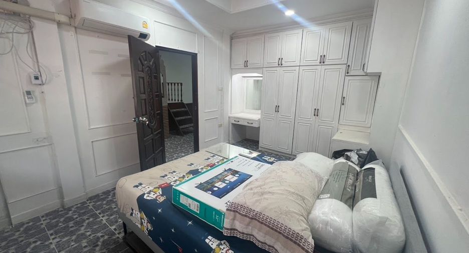 For rent 3 bedrooms townhouse in Khlong Toei, Bangkok