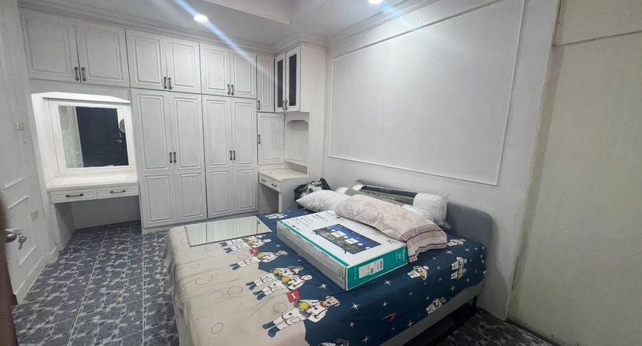 For rent 3 bedrooms townhouse in Khlong Toei, Bangkok