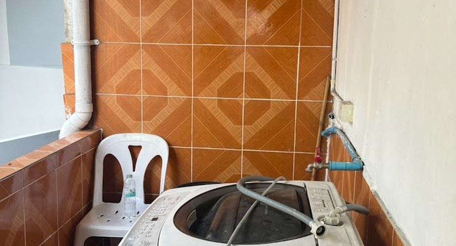 For rent 3 bedrooms townhouse in Khlong Toei, Bangkok