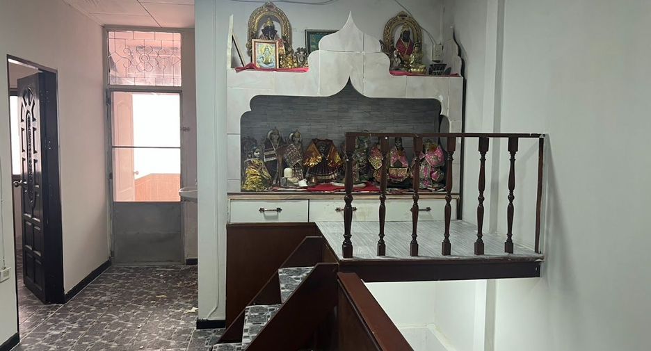 For rent 3 bedrooms townhouse in Khlong Toei, Bangkok